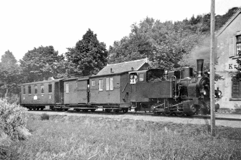 Die Lok 22 (später 99 4504) mit den späteren 976-101 und 970-864 vor 1945 in Krams.