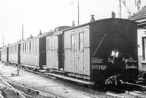 Das ab 1956 nur noch als Zugführer- und Gepäckwagen genutzte Unikat 976-101 war am 31. Mai 1969 auch in den letzten Zug der Strecke Kyritz – Breddin eingestellt. Die drei übrigen Wagen des Abschiedszuges waren Ende der 1940er Jahre aus Sachsen in die Prignitz umgesetzt worden.