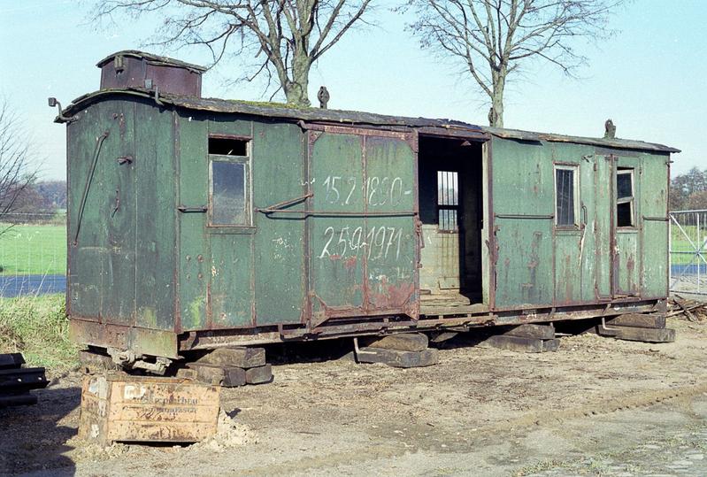 Der 1994 in Premslin geborgene Wagenkasten von 976-101 kam zunächst auf das Bahnhfosgelände in Mesendorf, hier eine Aufnahme vom 25. Mai 1994. Der Dachaufsatz für die Umlenkrollen der Görlitzer Gewichtsbremse sowie die Seilrollen kamen bei einer späteren Dacherneuerung versehentlich abhanden.