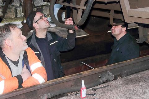 Die Fristung des VSE-Museumszuges fand in diesem Jahr im Freigelände des Eisenbahnmuseums Schwarzenberg statt.
Am 11. März 2017 untersuchten Frank Strunz, Gert Mildner und Kurt Räppel auf dem Außenkanal die einzelnen Wagen.