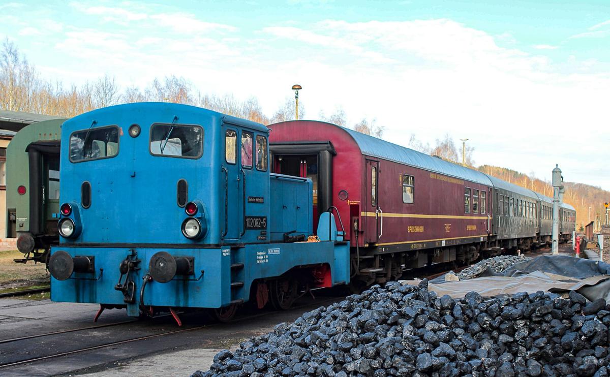 Die Fristung des VSE-Museumszuges fand in diesem Jahr im Freigelände des Eisenbahnmuseums Schwarzenberg statt. Die Diesellok 102 082-5 zog die Wagen dazu am 11. März 2017 auf den Außenkanal.