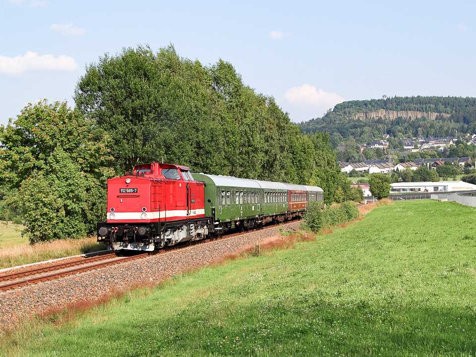 Die Diesellok 110 565-9 wird im Jahr 2017 mehrmals den Zug der EAB führen, hier eine Archivaufnahme vom 19. Juli 2014 vor der Kulisse des Scheibenberges.