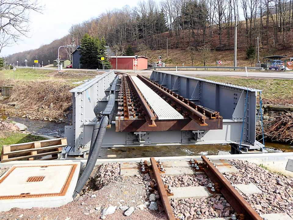 An der im Hochwasserfall nun um knapp einen Meter nach oben windbaren Brücke über die Rote Weißeritz unterhalb von Obercarsdorf waren im März 2017 noch Restarbeiten erforderlich.