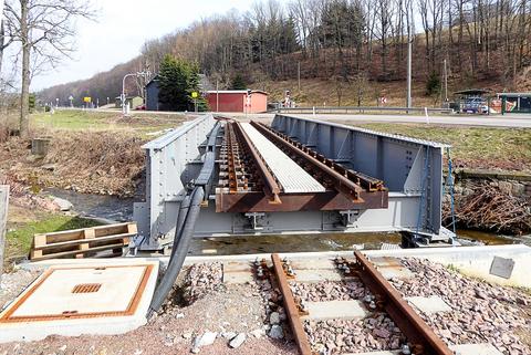 An der im Hochwasserfall nun um knapp einen Meter nach oben windbaren Brücke über die Rote Weißeritz unterhalb von Obercarsdorf waren im März 2017 noch Restarbeiten erforderlich.