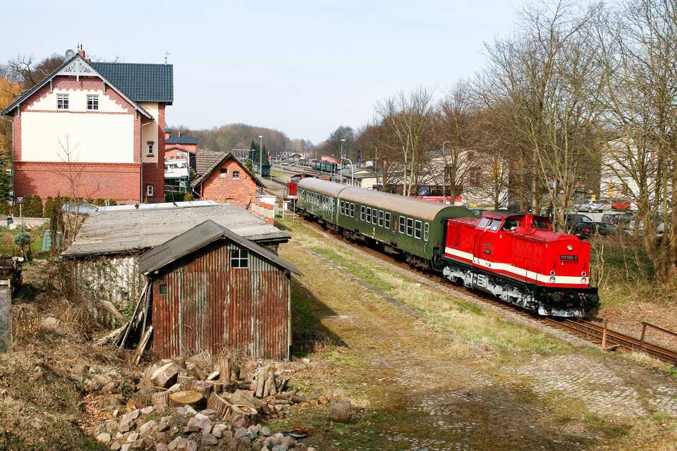 Am 31. März pendelten die Dieselloks 112 425-4 und 112 565-7 mit zwei Sitzwagen als „Sandwich“ zwischen Bergen und Lauterbach.