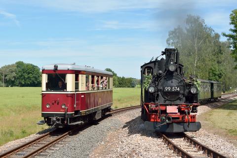 Seit dem 9.  Juni kann man mit der Döllnitzbahn wieder nach Kemmlitz reisen! Aus diesem Anlass war der Zittauer Triebwagen VT 137 322 beim „Wilden Robert“ zu Gast. Joachim Jehmlich fotografierte ihn am 11.  Juni in Nebitzschen bei der Ausfahrt nach Glossen, während 99 574 ihren Zug 268 nach Kemmlitz fuhr.