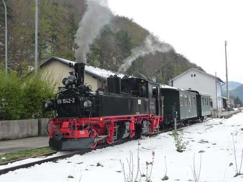 Die 99 1542-2 machte am 22. April einen späten Ausflug in den Schnee. Sie absolvierte auf der österreichischen Ybbstalbahn nichtöffentliche Probefahrten für die am 22./23., 29./30. Juli und 5./6. August vorgesehenen Sonderzüge „40 Jahre ÖGLB“ auf dieser 760-mm-Strecke. Der PK wird darüber berichten.