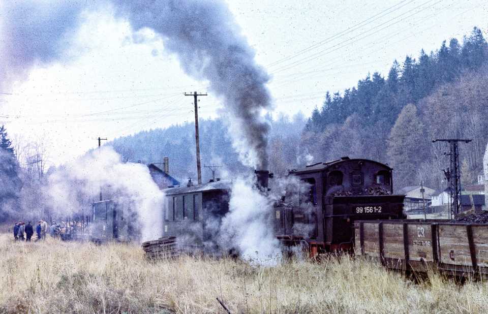 Am 13. November 1985 kam die Lok 99 1561-2 sogar noch einmal bis nach Steinbach. Der Anlass war weniger erfreulich: Sie diente als Zuglok für den Abrisszug. Dessen Fahrzeuge blieben allesamt erhalten. Der Sitzwagen 970-628 und der Gepäckwagen 974-331 kommen auf der neuen Preßnitztalbahn häufig nach Steinbach.