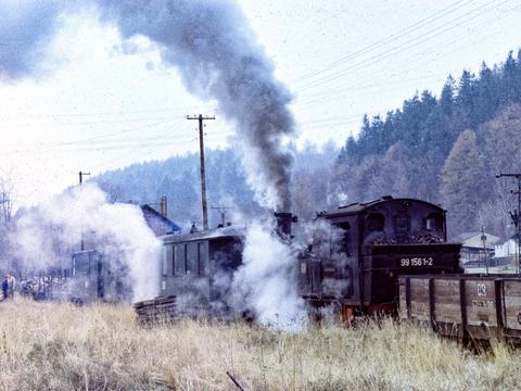 Am 13. November 1985 kam die Lok 99 1561-2 sogar noch einmal bis nach Steinbach. Der Anlass war weniger erfreulich: Sie diente als Zuglok für den Abrisszug. Dessen Fahrzeuge blieben allesamt erhalten. Der Sitzwagen 970-628 und der Gepäckwagen 974-331 kommen auf der neuen Preßnitztalbahn häufig nach Steinbach.
