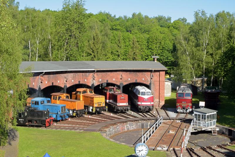 Im Rahmen der diesjährigen Schwarzenberger Eisenbahntage gab es auch diese Parade von ehemaligen Reichsbahn-Diesellokomotiven, ganz rechts die Gastlok 120 274-6 aus Arnstadt.