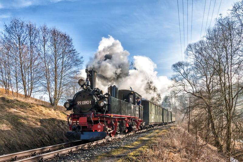 Kurz vor dem Endpunkt der Preßnitztalbahn in Jöhstadt passierte am 27. März die dritte im Ostereinsatz zu erlebende Lokomotive, die IV K 99 1590-1, den Fotostandpunkt des Fotografen.