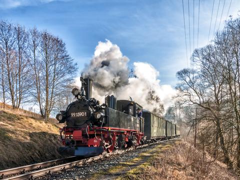 Kurz vor dem Endpunkt der Preßnitztalbahn in Jöhstadt passierte am 27. März die dritte im Ostereinsatz zu erlebende Lokomotive, die IV K 99 1590-1, den Fotostandpunkt des Fotografen.