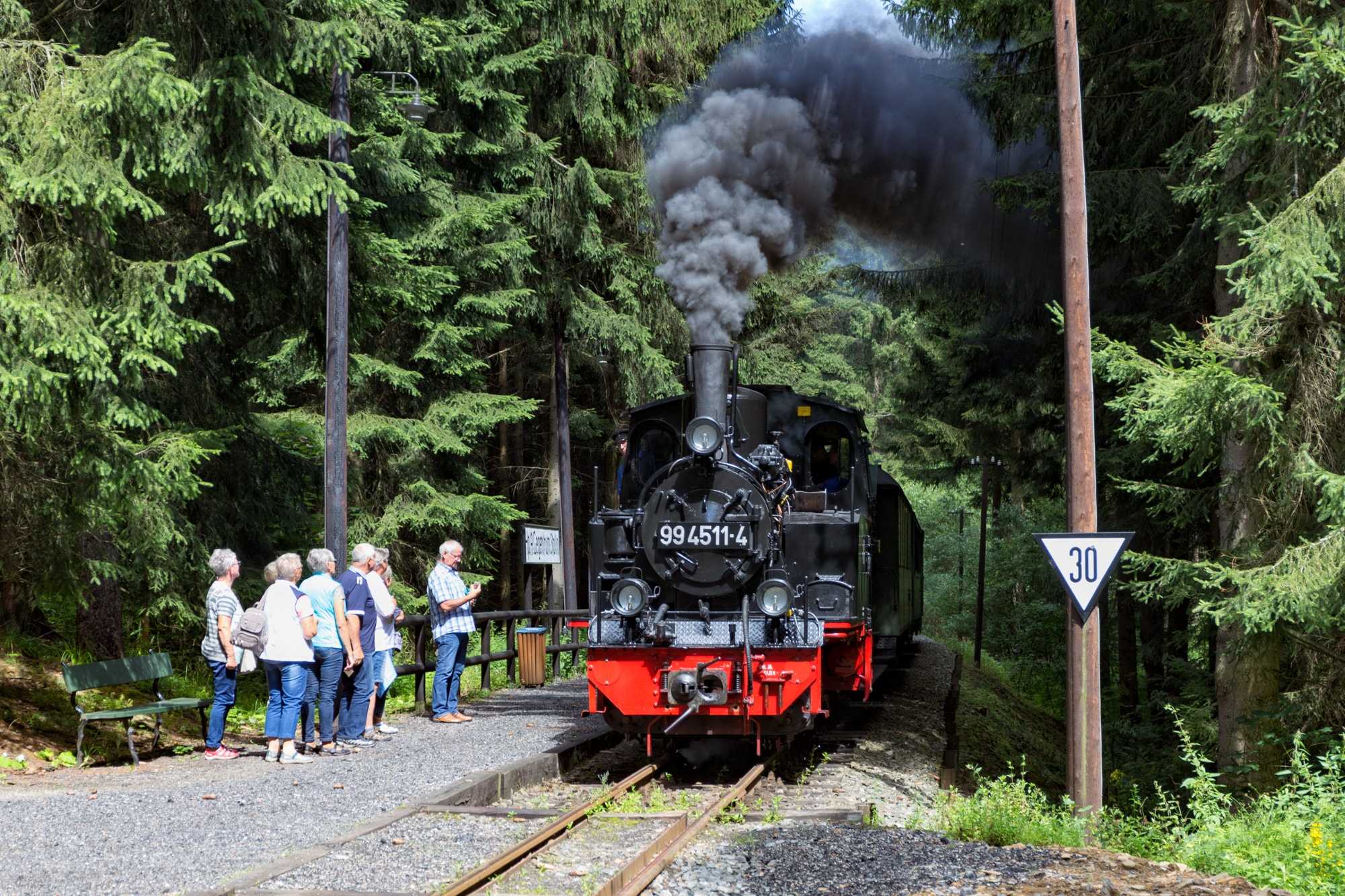 Am Wochenende 29./30. Juli war 99 4511-4 im Preßnitztal vor den gut besuchten Zügen zu sehen – hier fährt „Meppel“ gerade in den Haltepunkt Andreas-Gegentrum-Stolln ein.