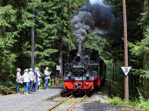 Am Wochenende 29./30. Juli war 99 4511-4 im Preßnitztal vor den gut besuchten Zügen zu sehen – hier fährt „Meppel“ gerade in den Haltepunkt Andreas-Gegentrum-Stolln ein.