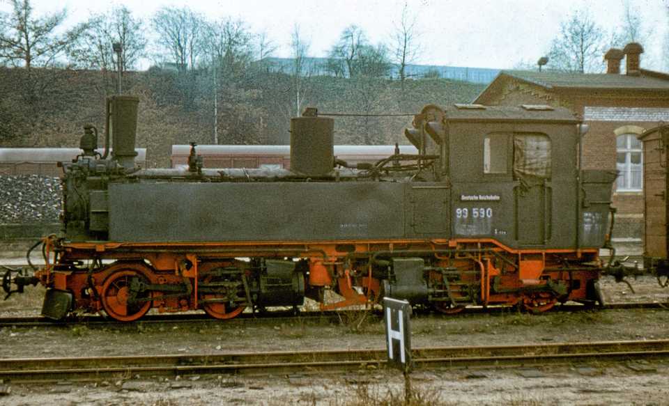 Während ihrer Abstellzeit in Oschatz nahm Andreas Matschke 99 590 etwa 1982 auf.