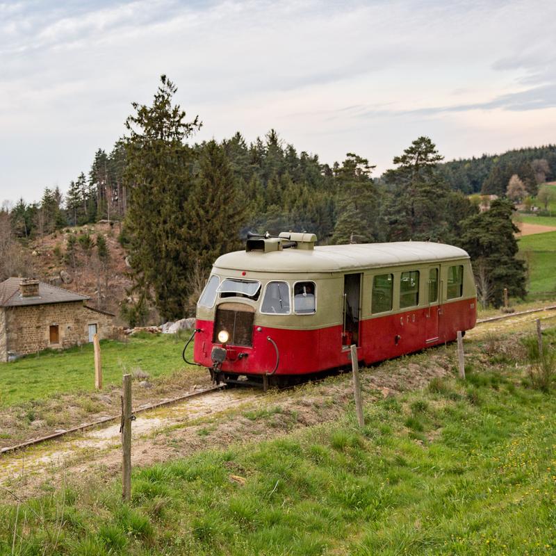 Der Billard-Schienenbus 313 war einst bei der CFD Charentes im Westen Frankreichs beheimatet. Die Aufnahme entstand am 25. April 2017 kurz hinter Raucoules-Brossette.
