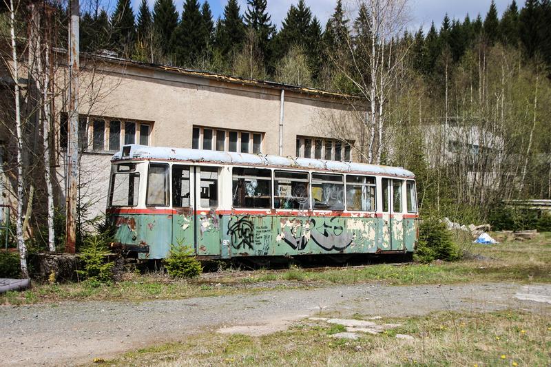 Im Klingenthaler Stadtteil Brunndöbra steht seit 2002 der von der Reichsbahn beschaffte EB 198 03. Er soll nach Polen oder in den Schrott kommen.