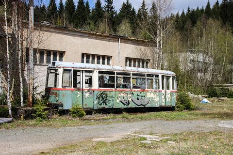 Im Klingenthaler Stadtteil Brunndöbra steht seit 2002 der von der Reichsbahn beschaffte EB 198 03. Er soll nach Polen oder in den Schrott kommen.