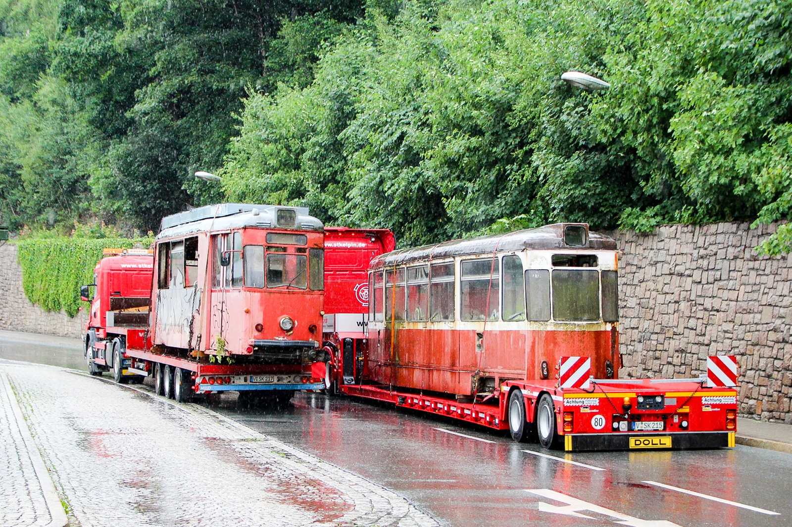 Abtransport der „ausgeschlachteten“ Aufbauten des ET 198 06 und des Bw 25 aus Klingenthal zum Verschrotten nach Zwickau am 29. Juni 2017.