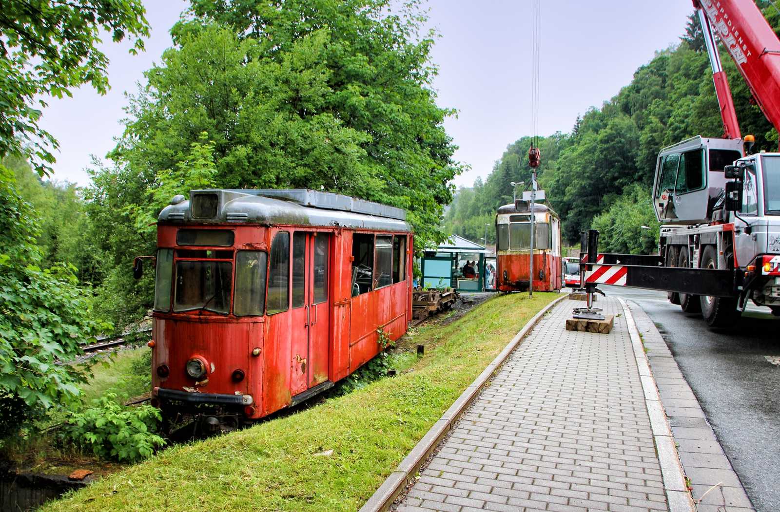 Am Bahnhof Klingen­thal hob ein Kran am 29. Juni 2017 die beiden Wagenkästen von den Fahrwerken.