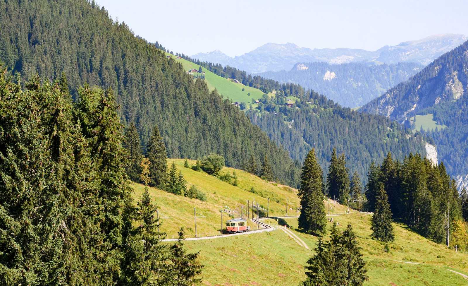 Die elektrische Schmalspurbahn nach Mürren ist in einer beeindruckenden Alpenkulisse trassiert.