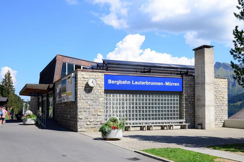 In Lauterbrunnen befindet sich der Ausgangspunkt der Schmalspurbahn nach Mürren. Das Stationsgebäude ist vergleichsweise modern gestaltet.