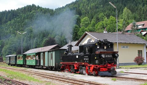 Am 23. Juli wartete der gut besetzte zweite Zug des Tages in Lunz am See auf die Abfahrzeit für die Rückfahrt über die Bergstrecke nach Kienberg-Gaming.