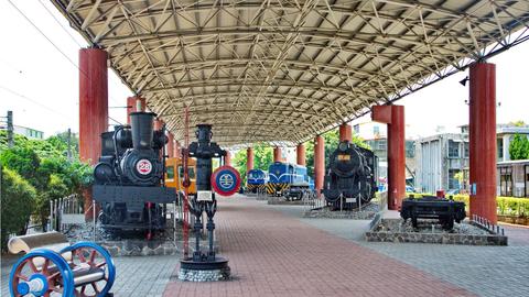 Im Eisenbahnmuseum in Miaoli stehen die Fahrzeuge unter einem großem Dach.