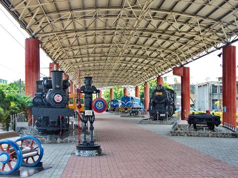 Im Eisenbahnmuseum in Miaoli stehen die Fahrzeuge unter einem großem Dach.