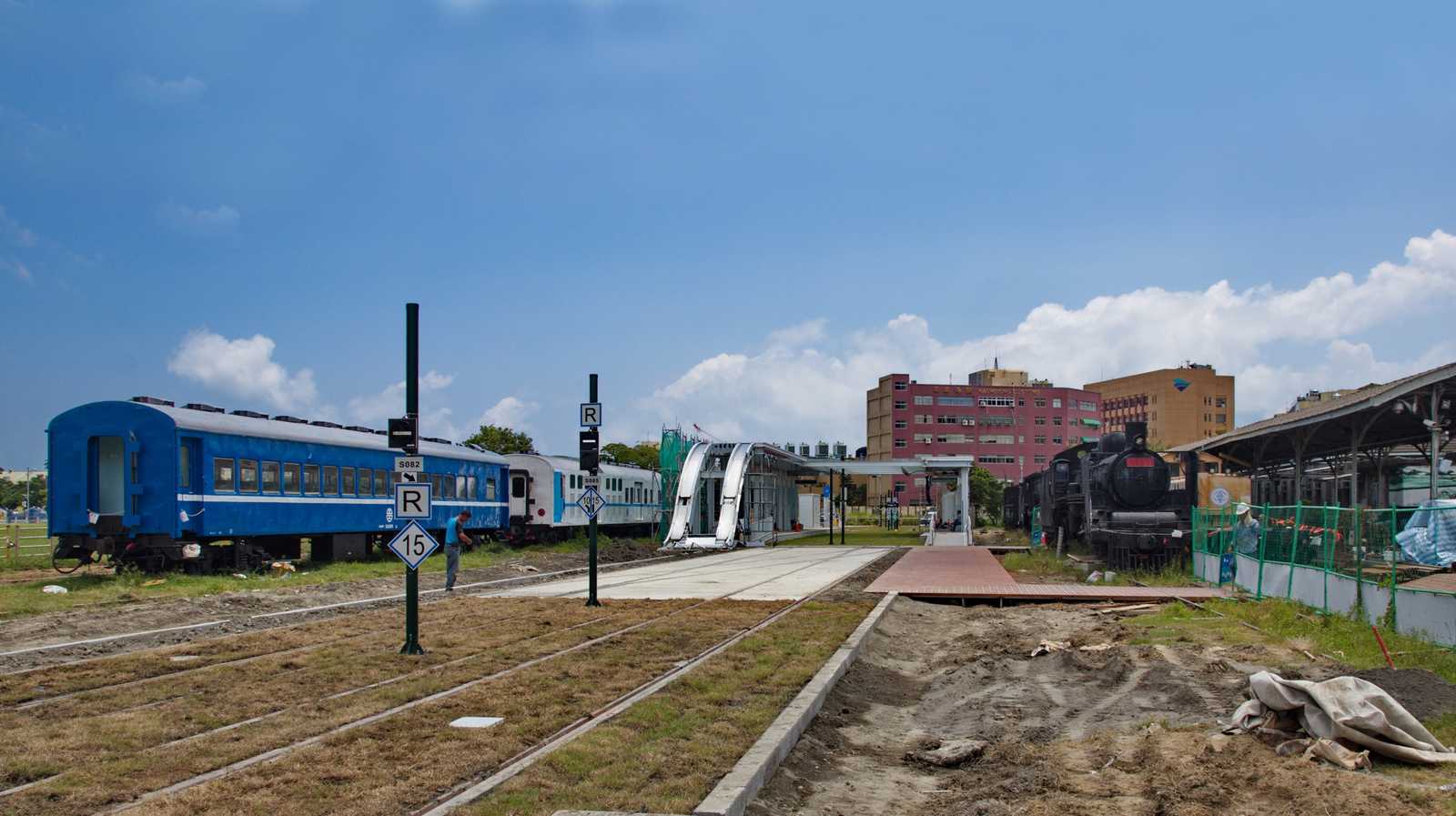 In Kaohsiung gibt es auf dem Gelände des früheren Rangierbahnhofes am Hafen eine Fahrzeugausstellung. Für die neue oberleitungsfreie Ringstraßenbahn entstand mittendrin eine Haltestelle.