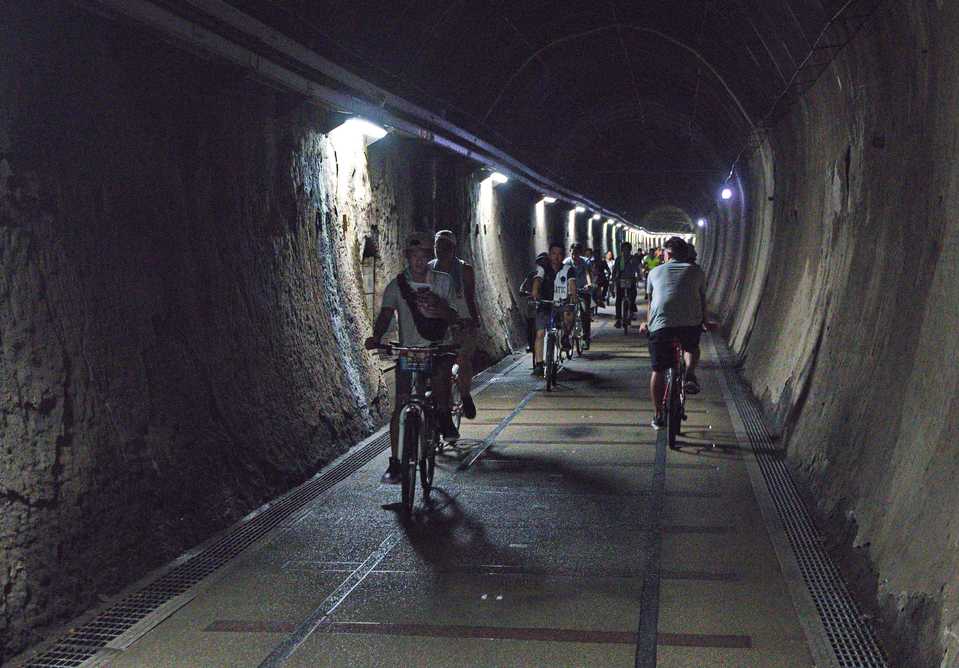 Der 2167 m lange „Old Caoling Tunnel“ ist seit 2008 als Fahrradwegtunnel in Nutzung.