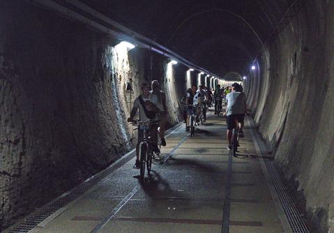 Der 2167 m lange „Old Caoling Tunnel“ ist seit 2008 als Fahrradwegtunnel in Nutzung.