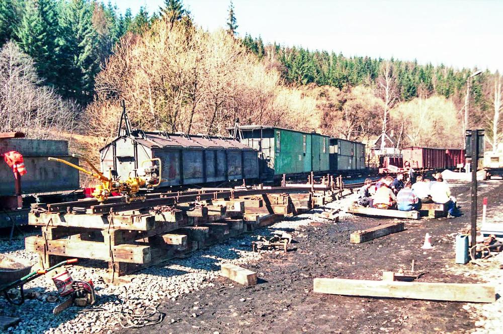 Auch der Bau einer Verladerampe für die Schmalspurfahrzeuge im Bahnhof Schlössel zählte im März 1997 zu den Vorbereitungen für die Festwoche, die für das logistische Konzept der Veranstaltung notwendig war.