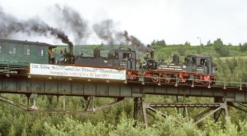 Zu den besonderen Höhepunkten der Festwoche sollten die gemischt gebildeten Züge mit Fahrzeugen verschiedener sächsischer Schmalspurbahnen zählen.