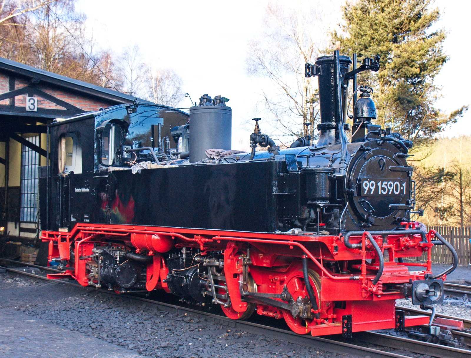 99 1590-1 nach Abschluss der Fahrzeuguntersuchung 2013/2014 vor der Ausführung der letzten Montagearbeiten am Lokschuppen Jöhstadt.