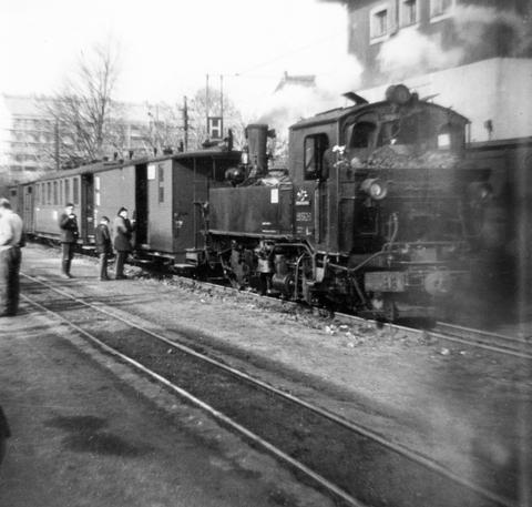 Der letzte planmäßige Zug mit Personenbeförderung nach Löthain – ein Gmp – stand vor 40 Jahren in Lommatzsch zur Abfahrt bereit. Ihn zog die in Neuenmarkt-Wirsberg erhaltene 99 1562-0. Güterwagen führte er nicht mit.