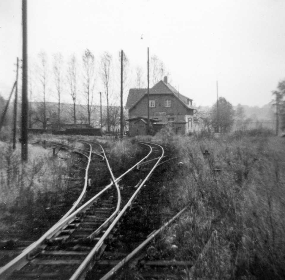 In Mertitz Gabelstelle waren am 28. Oktober 1972 die Schienenköpfe der Gleise nach Löthain noch blank, während die rechts sichtbaren Gleise der Strecke nach Döbeln von Unkraut überwuchert waren.