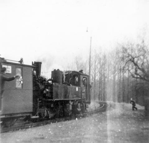 Aus dem Gepäckwagen gab der Zugführer in Mertitz Gabelstelle dem Lokpersonal zum letzten Mal den Abfahrauftrag für einen regulären Zug nach Löthain.