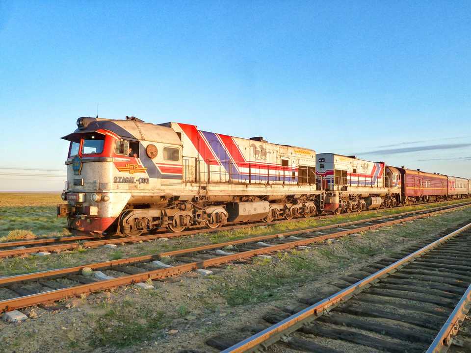 Doppellok der mongolischen Eisenbahn der Baureihe 2ZAGAL