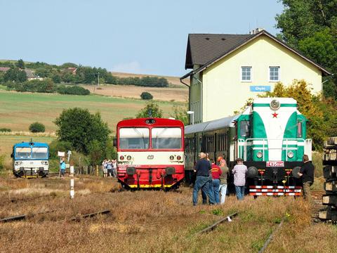 Am Bahnhof Chyše (Chiesch) begegneten dem VSE-Sonderzug am 26. August mehrere CD-Triebwagen der Reihe 810.