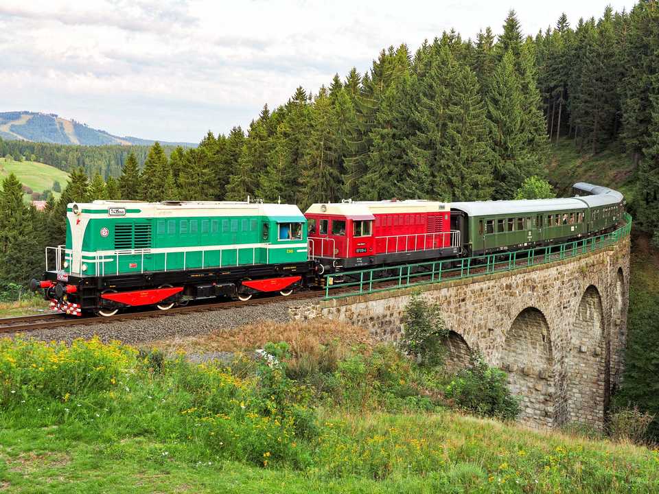 Beim Abstieg vom Erzgebirgskamm ins Egertal nach Karlsbad überquert die Eisenbahn bei Bärringen dieses gemauerte Natursteinbogenviadukt, hier die Kulisse für den VSE-Sonderzug am 26. August.