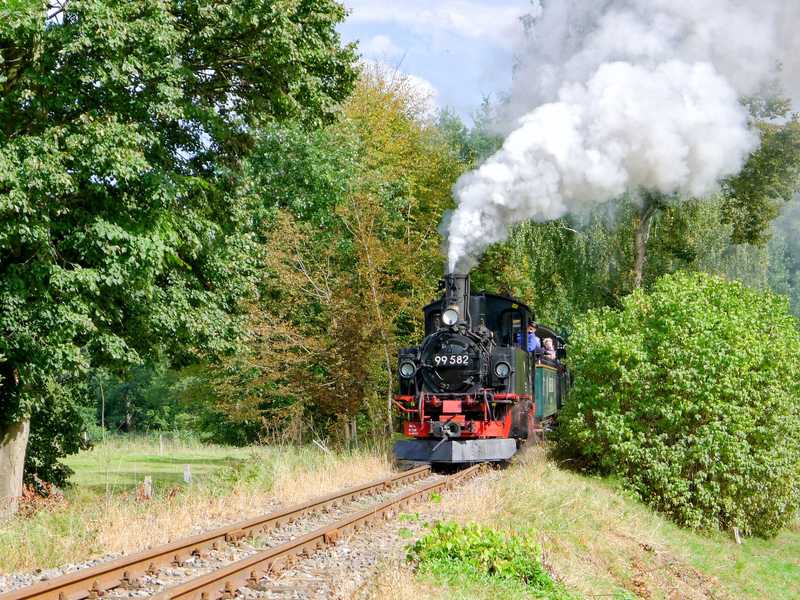 An zwei Septemberwochenenden war 99 582 aus Schönheide beim Traditionsverein Kleinbahn des Kreises Jerichow I e. V. zu Gast – Martin Büttner erwischte die „Fuhre“ am 17. September vor der Lindenstraße.