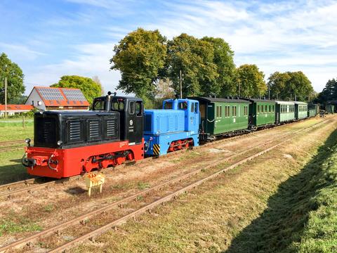 In den vergangenen Monaten gab es auf der Museumsbahn Mesendorf – Lindenberg zahlreiche Sonderfahrten. Am 23. September kam dabei ein aus fünf Sitzwagen und einem Zugführerwagen gebildeter Zug zum Einsatz, den die beiden betriebsfähigen Dieselloks vom Typ V10C des Pollo-Vereins zogen.