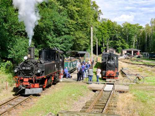 Im September waren 99 582 und der Aussichtswagen 970-358 aus Schönheide in Magdeburgerforth beim Traditionsverein Kleinbahn des Kreises Jerichow I e.V. zu Gast, rechts steht 99 4721 II.