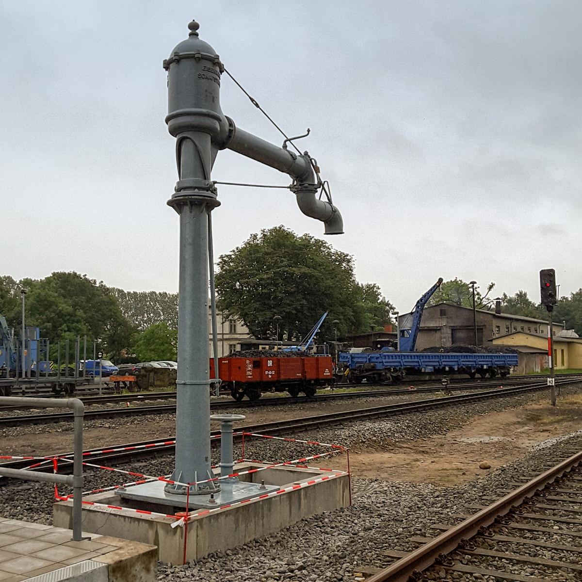Damit die Lokomotiven der nach Putbus kommenden Dampfsonderzüge am Bahnsteig Wasser nehmen können, stellte die PRESS am 21. Juli diesen Wasserkran mit Gelenkausleger in Putbus auf.