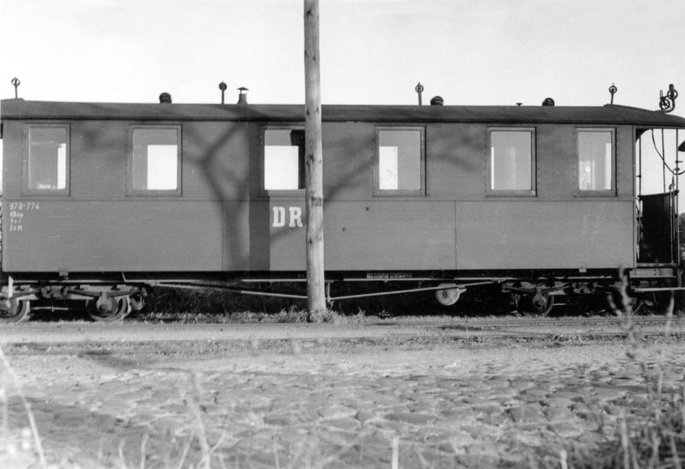 Die beiden Aufnahmen auf dieser Seite zeigen den in Sachsen als Oberlichtwagen mit Zwillingsfenstern in Dienst gestellten 970-774 nach seinem in Perleberg 1960/61 erfolgten Umbau.