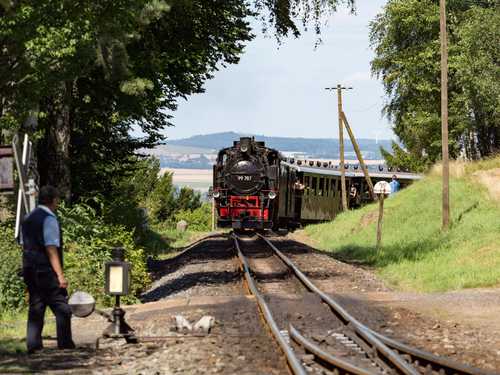 Die Historik Mobil bot im Zittauer Gebirge wieder einen vielfältigen Fahrzeugeinsatz. Am 5. August hatte die 1957 in Dienst gestellte 99 787 mit dem „DRG-Zug“ Einfahrt in den Bahnhof Kurort Jonsdorf.