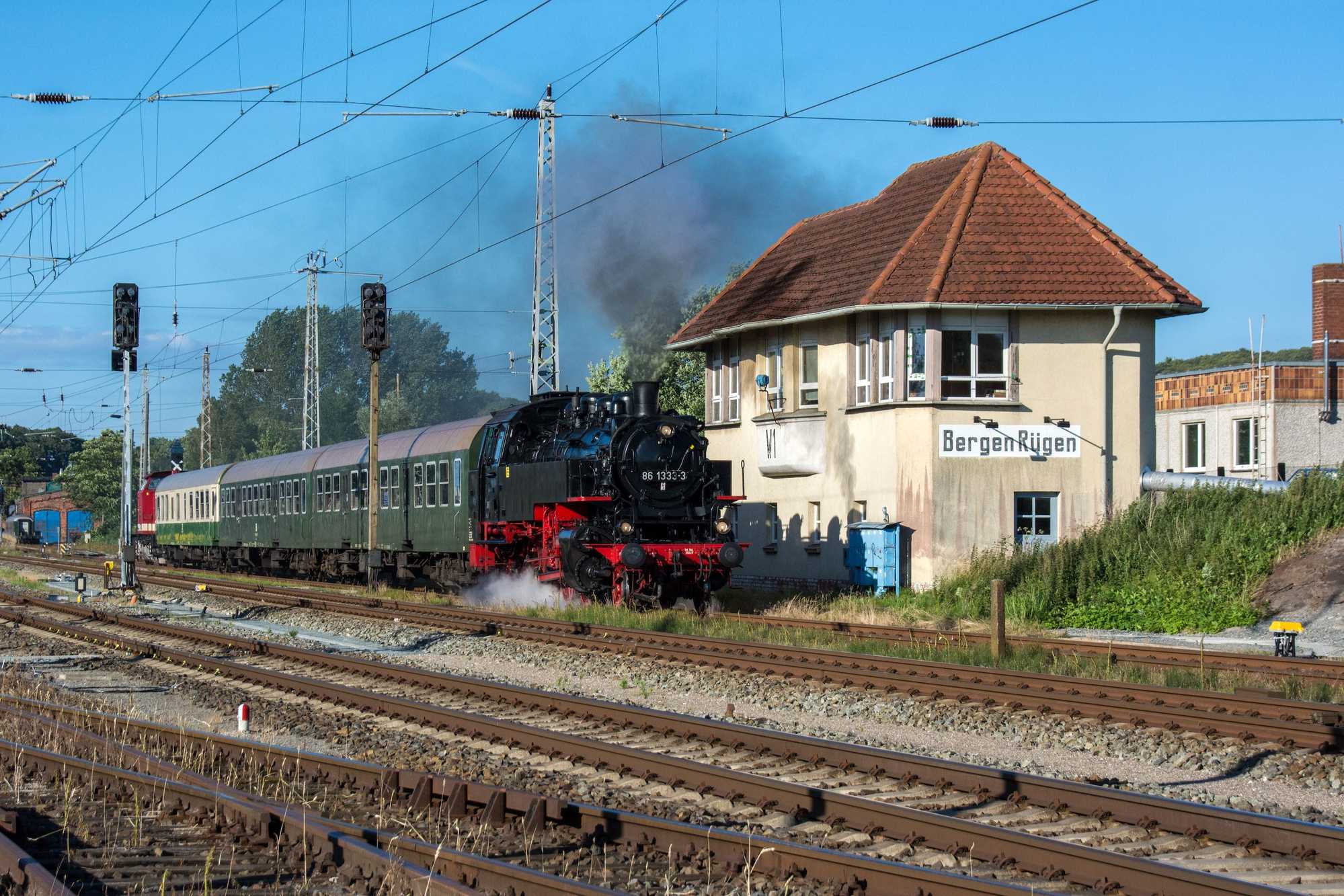 Die 86 1333-3 und 112 708-3 waren mit einem „DR-Zug“ vom 6. bis 9. Juli 2017 zwischen Bergen auf Rügen und Lauterbach Mole im Einsatz – Achim Rickelt fotografierte am 8. Juli die Ausfahrt aus Bergen.