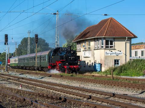 Die 86 1333-3 und 112 708-3 waren mit einem „DR-Zug“ vom 6. bis 9. Juli 2017 zwischen Bergen auf Rügen und Lauterbach Mole im Einsatz – Achim Rickelt fotografierte am 8. Juli die Ausfahrt aus Bergen.