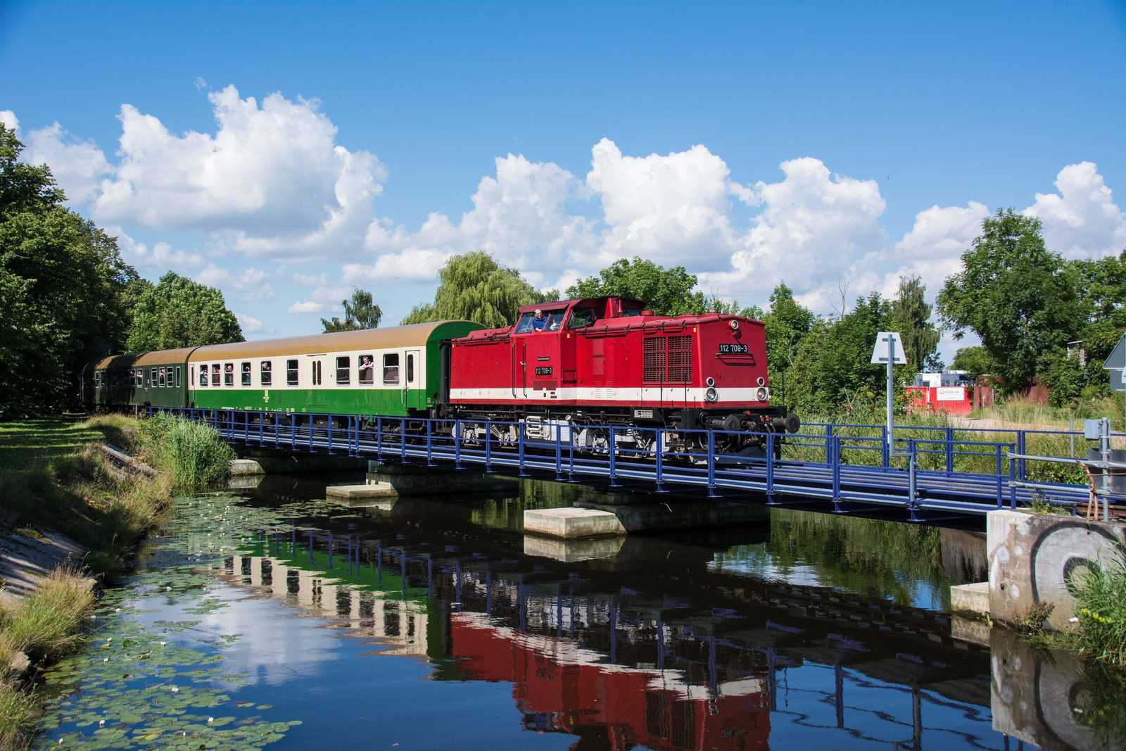 Am folgenden Wochenende war der selbe Zug auf der Greifswalder Hafenbahn unterwegs. Kurz vor dem Museumshafen Greifswald lichtete ihn „Dampfachim“ am 15. Juli 2017 auf der Ryckbrücke ab.